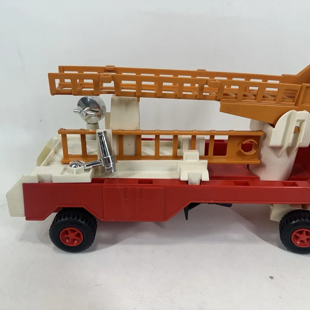 Fisher-Price Husky Helper Hook & Ladder FIRE TRUCK #319 Vintage 1978